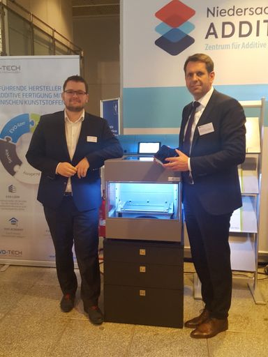  Geschäftsführer EVO-tech Markus Kaltenbrunner mit
Wirtschaftsminister Olaf Lies