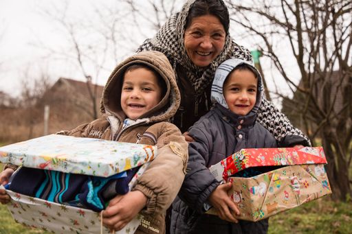 Serbien, 2016: Großmama Maria kümmert sich um 13
Kinder und Enkelkinder. Die beiden Zwillingsbrüder sind hin und weg
von ihren Schuhkartons. Weiterer Text über ots und
www.presseportal.de/nr/56797 / Die Verwendung dieses Bildes ist für
redaktionelle Zwecke honorarfrei. Veröffentlichung bitte unter
Quellenangabe: "obs/Weihnachten im Schuhkarton/Maurice Ressel"
