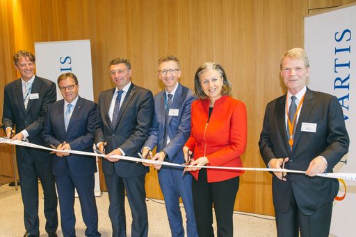 Vorschau Bild von v.l.n.r.: Ard van der Meij (Country President
Novartis Austria & GF Sandoz GmbH), LH Günther Platter, BM Jörg
Leichtfried, Steffen Lang (Global Head Novartis Technical
Operations), LR Patrizia Zoller-Frischauf, Martin Batzer (Global
Head Real Estate & Facility Services)