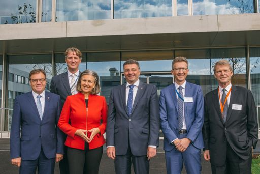 Vorschau Bild von v.l.n.r.: LH Günther Platter, Ard van der Meij
(Country President Novartis Austria & GF Sandoz GmbH), LR Patrizia
Zoller-Frischauf, BM Jörg Leichtfried, Steffen Lang (Global Head
Novartis Technical Operations), Martin Batzer (Global Head Real
Estate & Facility Services)