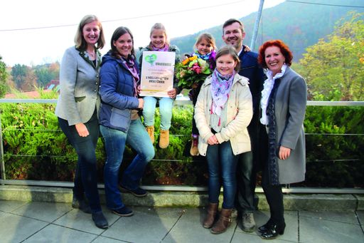 Familie Schönauer wurde von LR MMag. Barbara Eibinger-Miedl und
Tierwelt-GF Doris Wolkner-Steinberger geehrt