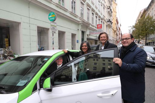  Von links nach rechts: „greenmove“- Geschäftsführer
Martin Mai (im Auto sitzend), Vizebürgermeisterin Maria Vassilakou,
Bezirksvorsteher 1070 Thomas Blimlinger, Geschäftsführer von Hyundai
Import GmbH Österreich, Roland Punzengruber.