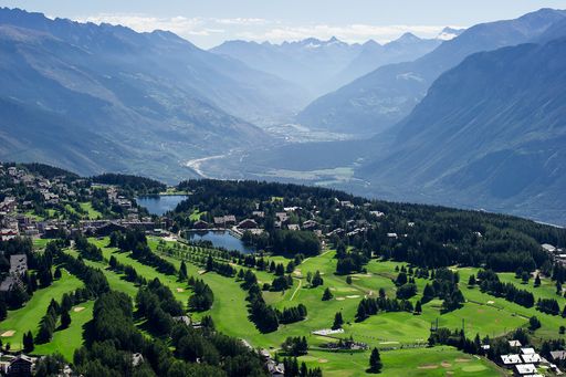  Zukunftweisend war die Eröffnung des
höchstgelegenen 18-Loch-Golfplatzes der Welt im Jahre 1908 durch Sir
Henry Lunn. Crans-Montana entwickelte sich in der Folge zum wahren
Golf-Paradies.