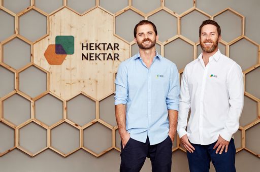  Mit hektarnektar.com dem Insektensterben
entgegenwirken: Neue Plattform zum Bienenschutz der kununu-Gründer
Martin und Mark Poreda vernetzt erstmals Imker mit Landwirten und
weiteren Bienenfreunden.