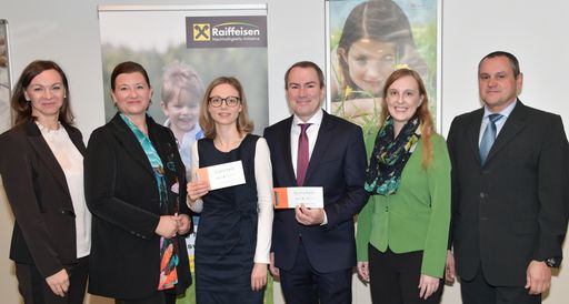  Strahlende Gesichter bei der Preisübergabe
anlässlich der Raiffeisen-Nachhaltigkeitswochen 2017. V.l.n.r.: Dr.
Tanja Daumann (Raiffeisen Nachhaltigkeits-Initiative), Mag. Andrea
Sihn-Weber (Raiffeisen Nachhaltigkeits-Initiative), Dipl. Ing (FH)
Martina JÖBSTL (Raiffeisen Bank International), Dipl. Ing. Otto
Heinecke (Raiffeisen Kapitalanlage GmbH), Anita Preiner (SV
(Österreich) GmbH), Bernhard Pass (SV (Österreich) GmbH)