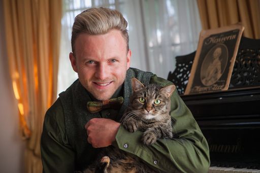 Willi Gabalier und Katze Mimi zu Hause in
Vorbereitung als FELIX "Fun Sauces to go" Hauslieferant