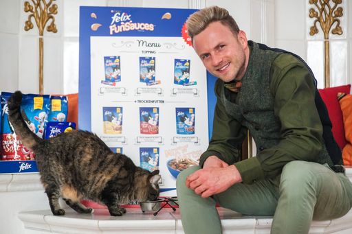 Vorschau Bild von Willi Gabalier und Katze Mimi zu Hause in
Vorbereitung als FELIX "Fun Sauces to go" Hauslieferant