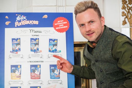 Vorschau Bild von Willi Gabalier beim Kombinieren von Trockenfutter
und Topping – in Mimis Fall mit einem Schmunzeln "Running Sushi"
genannt