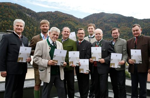 In einem historischen Akt haben alle neun Landesjägermeister
Österreichs die Charta "Jagd Österreich" unterzeichnet.