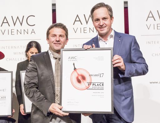 Gewinner Robert Keringer mit Weinbaupräsident
Johannes Schmuckenschlager