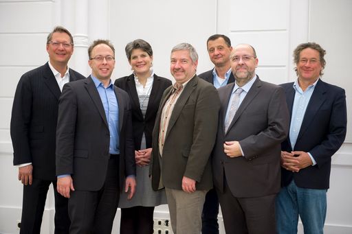  http://www.apa-fotoservice.at/galerie/10958 ISPA
Vorstand: v.l.n.r. Nikolaus Futter, Harald Kapper, Natalie
Ségur-Cabanac, Christian Panigl, Georg Chytil, Peter Oskar Miller,
Kurt Einzinger; nicht im Bild: Martin Prager