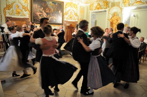 zeigt eine Volkstanzgruppe, die sich im Walzertakt
drehen