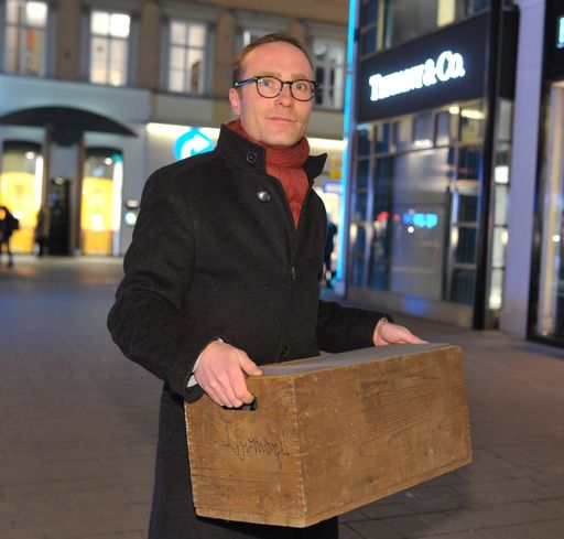 Vorschau Bild von Mag. Johannes Rath liefert persönlich den Mini-Met zu Tiffany Co.
am Kohlmarkt