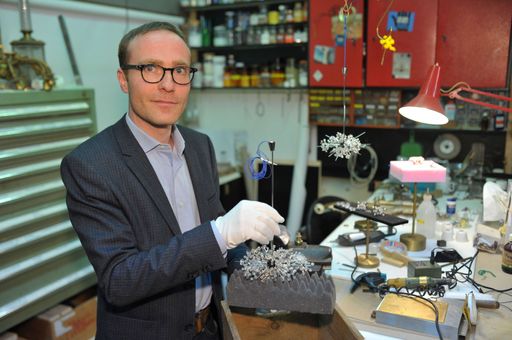 Vorschau Bild von Mag. Johannes Rath in der Luster-Werkstatt bei Lobmeyr. Der
Mini-Met wird eingepackt.