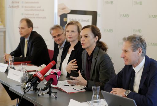 Vorschau Bild von Pressekonferenz "Schulautonomie in der Praxis" - Virtuelle Klasse
der HTL Mössingerstraße, Klagenfurt
