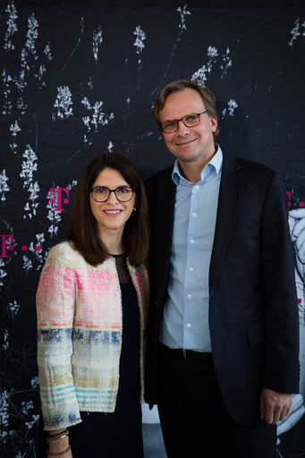 Maria Zesch, CCO T-Mobile, und Andreas Bierwirth,
CEO T-Mobile, bei der Pressekonferenz "T-Mobile
Breitband-Offensive". Vorstellung neuer HomeNet-Angebote und
CarConnect.