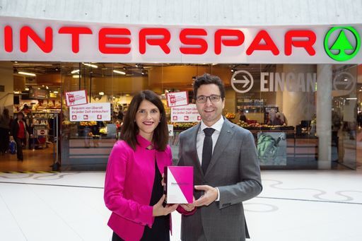 Vorschau Bild von T-Mobile CCO Maria Zesch und
INTERSPAR-Geschäftsführer Markus Kaser präsentieren HomeNet Flex,
das unlimitierte Internet ohne Bindung um 25 Euro für vier Wochen.
(Rechte: T-Mobile/Marlena König)