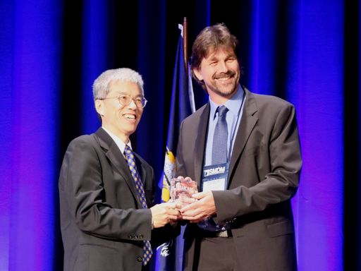 Der Vorsitzende des Preiskomitees, Prof. John B.
Wong, überreicht den SMDM Award for Distinguished Service an Prof.
Uwe Siebert.