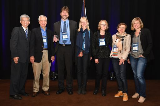Vorschau Bild von Prof. Uwe Siebert wird mit dem SMDM Award for
Distinguished Service ausgezeichnet. Von links nach rechts:
Vorsitzender des Preiskomitees Prof. John B. Wong (Tufts University,
Boston), Mentor Prof. Milton C. Weinstein (Harvard University,
Boston), Preisträger Prof. Uwe Siebert (UMIT, Hall in Tirol, und
Harvard University, Boston), UMIT Team-Mitglieder Dr. Silke Siebert,
Dr. Annette Conrads-Frank, Assistenz-Prof. Beate Jahn, Dr. Sibylle
Puntscher.