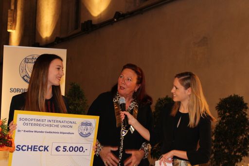 Scheckübergabe an Helena Gabriel (links) durch
Präsidentin Soroptimist Austria, Mag.a Renate Magerle