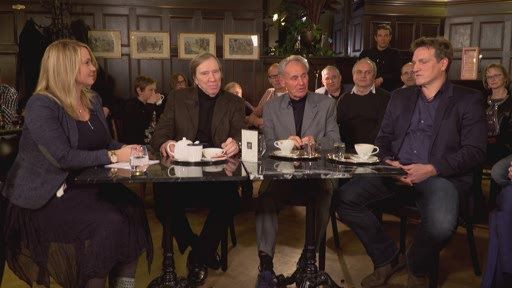 "Mensch, Unikat, Phänomen" – Anekdoten und
Geschichten über Ernst Happel. Anlässlich des 25. Todestages von
Ernst Happel diskutiert seine Enkelin Christina Happel mit illustren
Weggefährten über ihren Großvater. Die Kulisse der Sendung bildet
das Café Ritter Ottakring, das zweite Wohnzimmer von Ernst Happel.
Das Altwiener Kaffeehaus war Happels Stammkaffee. Mit Welt- und
Europameister Günther Netzer, ÖFB-Rekordnationalspieler Andreas
Herzog, Meistercup- und Weltpokalsieger Franz Hasil , Rapid Legende
Alfred Körner , Moderation: Christina Happel, Enkelin von Ernst
Happel.