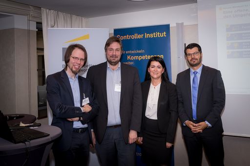  http://www.apa-fotoservice.at/galerie/10746 vlnr:
Josef Baumüller (Controller Institut), Stefan Menhofer (Linde
Verlag), Rita Niedermayr (Controller Institut) und Rouven Morato
(SAP)