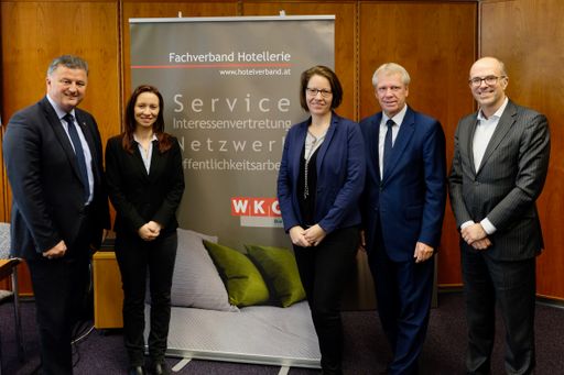 Im Bild v.l.n.r. Sigi Egger (Obmann des Fachverbandes Hotellerie
in der Wirtschaftskammer Österreich), Daniela Höllerbauer
(Geschäftsführerin Whitebox GmbH), Sabine Postlmayr (Studienautorin
Whitebox GmbH), Willy Lehmann (Markenagentur) und Matthias Koch
(Geschäftsführer Fachverband Hotellerie Wirtschaftskammer
Österreich)