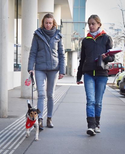 VIER PFOTEN Kampagnenleiterin Martina Pluda mit
Yogi und Prüferin