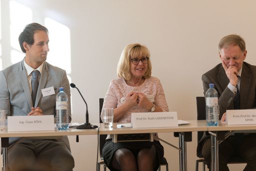 Vorschau Bild von von links nach rechts: Ing. Claas Röhl,
Univ.-Prof.Dr. Ruth Ladenstein, Prim.Univ.-Prof.Dr. Wolfgang Sperl