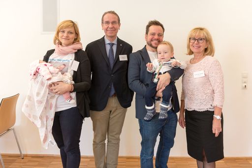 Vorschau Bild von von links nach rechts: Martina Rötzer mit Mirabell,
Prim.Univ.-Prof.Dr. Günther Bernert, Robert Rötzer mit Raffael,
Univ.-Prof.Dr. Ruth Ladenstein