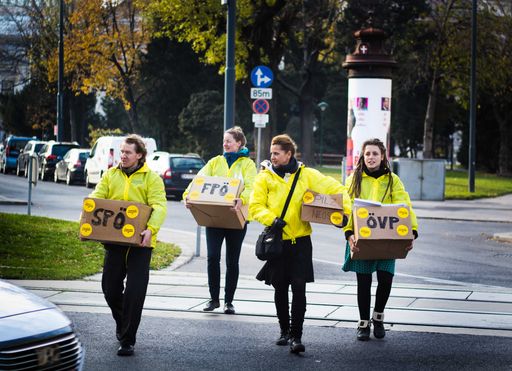 Österreich entscheidet übergibt
Demokratie-Starterpaket an Nationalratsabgeordnete