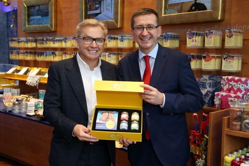  Generaldirektor Markus Achleitner(r.) stellt mit
PlusCity-Chef Ernst Kirchmayr (l.) die „Eurothermen WellnessBOX“ als
perfekte Geschenkidee im Eurothermen-Shop in der PlusCity vor!