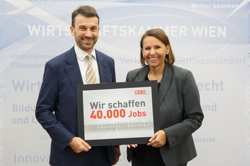 Industrie-Spartenobmann Stefan Ehrlich-Adám und
Studienautorin Edith Jaksch bei der Präsentation der
Bildungsbedarfsanalyse.