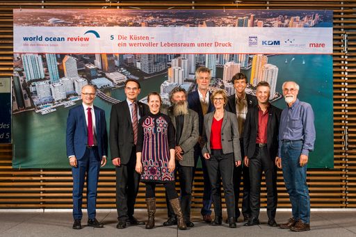 Am 16. November wurde die neue Publikation »World
Ocean Review 5 - Die Küsten - ein wertvoller Lebensraum unter Druck«
von maribus, dem Exzellenzcluster »Ozean der Zukunft« und dem
Konsortium Deutsche Meeresforschung vor über 300 Besuchern, darunter
zahlreiche Vertreter aus Politik, Wirtschaft und Wissenschaft,
vorgestellt. Von links: Karsten Schwanke, Ingbert Liebing, Prof. Dr.
Silja Klepp, Prof. Dr. Ulrich Bathmann, Nikolaus Gelpke, Monika
Breuch-Moritz, Prof. Dr. Martin Visbeck, Dr. Tim Jennerjahn und
Prof. em. Dr. Karsten Reise. © Jan Windszus / maribus Weiterer Text
über ots und www.presseportal.de/nr/82183 / Die Verwendung dieses
Bildes ist für redaktionelle Zwecke honorarfrei. Veröffentlichung
bitte unter Quellenangabe: "obs/maribus gGmbH/JAN WINDSZUS"