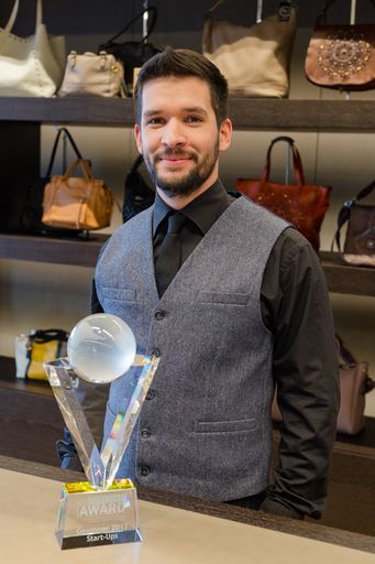 Vorschau Bild von Gabriel Opelt, Online Marketing Manager bei
Styleshop24.com hat den Award entgegen genommen.