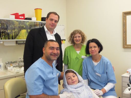Im Bild v.l.n.r.: Dr. Ahmed El Shafie MSc, Dir.
Robert Wagner, Patientin S. H.,Karin Hoffmann, Dr. Susanne von Böhl