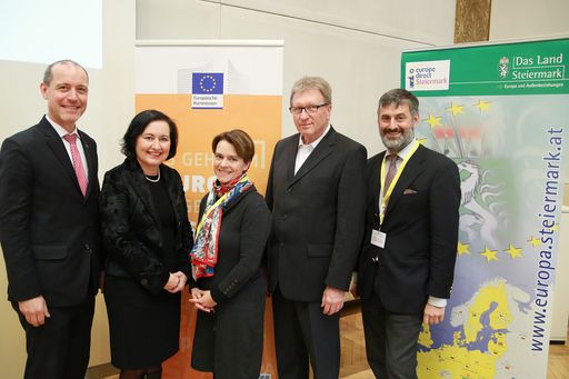 http://www.apa-fotoservice.at/galerie/11270 Im Bild
v.l.n.r.: v.l.n.r. Jörg Wojahn, EU-Kommission; Elisabeth Meixner,
LSR Stmk; Sabine Schneeberger, BKA; Kurt Nekula, BMB; Nicolaus
Drimmel, ÖGB