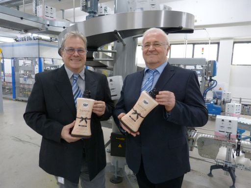 Vorschau Bild von Alfred Smyrek (Werksleiter bei Henkel) und
Christian Weiser (Produktionsleiter bei Henkel) freuen sich über die
erfolgreiche Implementierung der elften Abfülllinie am Wiener
Standort.