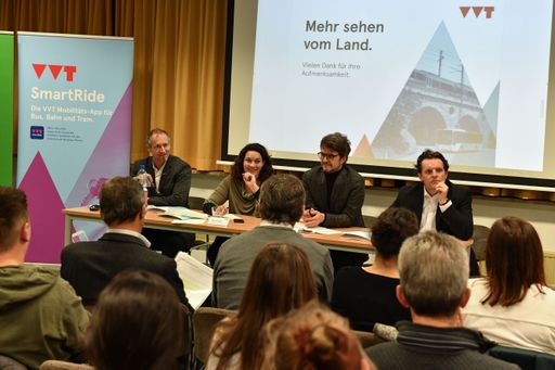  50 TeilnehmerInnen diskutierten am 21. November
beim VVT Öffi-Treff in der neuen Mittelschule 2 Wörgl ihre Anliegen
für noch bessere Mobilität mit LHSTV.in Ingrid Felipe sowie VVT
Verkehrsplaner Andreas Knapp (links), VVT Geschäftsführer Alexander
Jug (3. v.l.) und ÖBB Regionalleiter Rene Zumtobel.