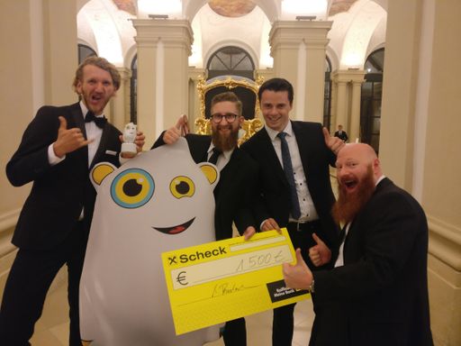 Großer Erfolg für das MCI-Projekt Stop-Mobbing:
Stellvertretend für das Projektteam nehmen die MCI-Studierenden
Sebastian Dörr, Patrick Haase, und Stefan Müller (von links) den
Preis im Wiener Palais Liechtenstein entgegen. Philipp Bechter
(SCHUSO, ganz rechts) gratuliert.