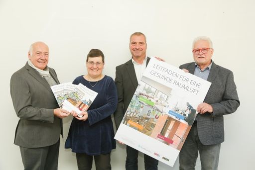 http://www.apa-fotoservice.at/galerie/11287 Im Bild
v.l.n.r.: Komm.-Rat Anton Koller, Fachgruppenobmann WKO-
Gesundheitsberufe, Mag. Manuela Lanzinger,Fachberatung Umweltbildung
"die umweltberatung", Mag. Thomas Schlatte, Plattformsprecher
MeineRaumluft.at, Erwin Stella, MBA, Fachgruppenobmannstv WKO-
Gesundheitsberufe