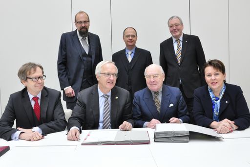 Kooperation erneuert: (1.R.v.l.) Dipl.-Ing. Peter
Reichel (OVE-Generalsekretär), Dipl.-Ing. Dr. Franz Hofbauer, MBA
(OVE-Präsident), o.Univ.Prof. DDr. Walter Barfuß (Austrian
Standards-Präsident), DDr. Elisabeth Stampfl-Blaha
(Austrian-Standards-Direktorin); (2.R.v.l.) Dipl.-Ing. Christian
Gabriel (Geschäftsführer OVE-OEK Österreichisches Elektrotechnisches
Komitee), Dr. Karl Grün (Director Standards Development, Austrian
Standards Institute), Wilhelm Takats (Director Standards, Austrian
Standards plus GmbH)