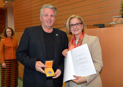 NÖGKK-Obmann Gerhard Hutter mit Landeshauptfrau
Mag. Johanna Mikl-Leitner bei der Überreichung des Großen Goldenen
Ehrenzeichens des Landes NÖ.