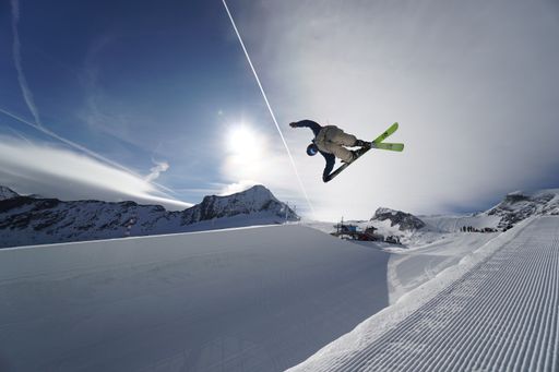 Vorschau Bild von Spektakuläre Jumps und Tricks sind derzeit in der Superpipe am
Kitzsteinhorn zu sehen, wo sich die Weltelite der Halfpipe-Fahrer
auf Olympia vorbereitet. - ©artisual
