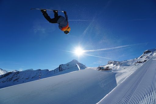 Vorschau Bild von Bei top Bedingungen in der Superpipe am Kitzsteinhorn zeigen Pros
aus aller Welt, was sie drauf haben. - © Balazs Kovacs