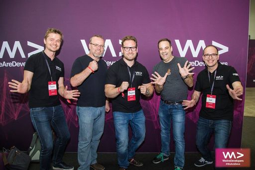 Vorschau Bild von Gründer von WeAreDevelopers posieren mit Stars der IT-Szene
