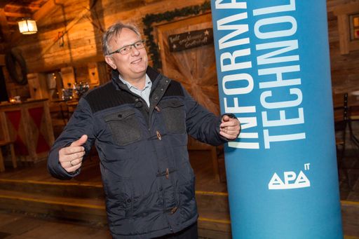  https://www.apa-fotoservice.at/galerie/10519
Alexander Falchetto, Geschäftsführer APA-IT, bedankte sich beim
gestrigen „Punsch-Together“ bei seinen Kunden für die gute
Zusammenarbeit.