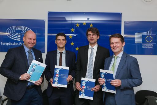 http://www.apa-fotoservice.at/galerie/11274 Wien.
im Bild von links nach rechts: Matthias Schuppe, Experte der
EU-Kommission, "State of Health in the EU"-Team, Michael Gmeinder
und Michael Müller, Abteilung für Gesundheitspolitik der OECD sowie
Marc Fähndrich, Wirtschaftsberater an der Vertretung der
EU-Kommission in Wien