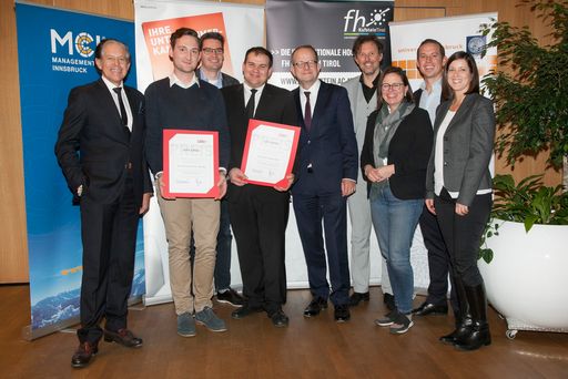 Wissenschaftspreis 2017 der Wirtschaftskammer
Tirol: Zwei der fünf Preisträger/innen kommen aus dem MCI. Von
links: WK-Präsident Jürgen Bodenseer, Preisträger Christoph Guem,
MCI-Lektor Franz Josef Falkner, Preisträger Martin Anderl, Bernd
Ebersberger (Leiter Forschung, Innovation & Entrepreneurship),
Mechatronik-Chef Andreas Mehrle, Andrea Berhofer (Adler-Lacke),
Wolfgang Sief (SIKO), Anita Zehrer (Leiterin Zentrum
Familienunternehmen).