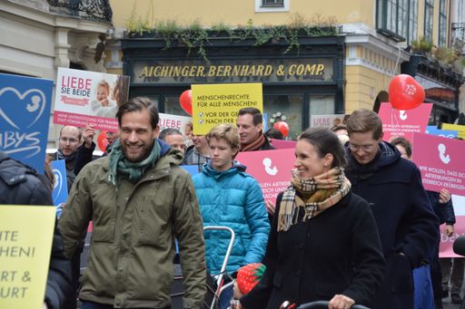 Über 500 großteils jugendliche Teilnehmer gingen in
Wien auf die Straßen, um für den Schutz des Menschen vor der Geburt
zu demostrieren.